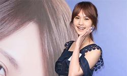 杨丞琳脖子画彩虹爱心 为世界不再恐同日发声