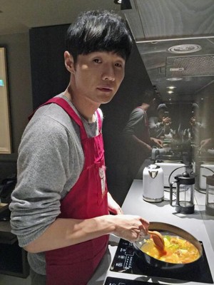 李荣浩亲自下厨生活照