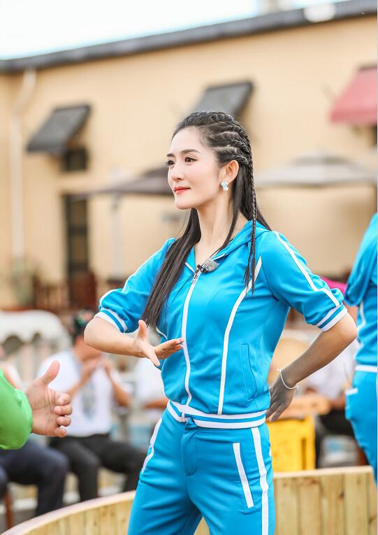 谢娜练习新疆舞