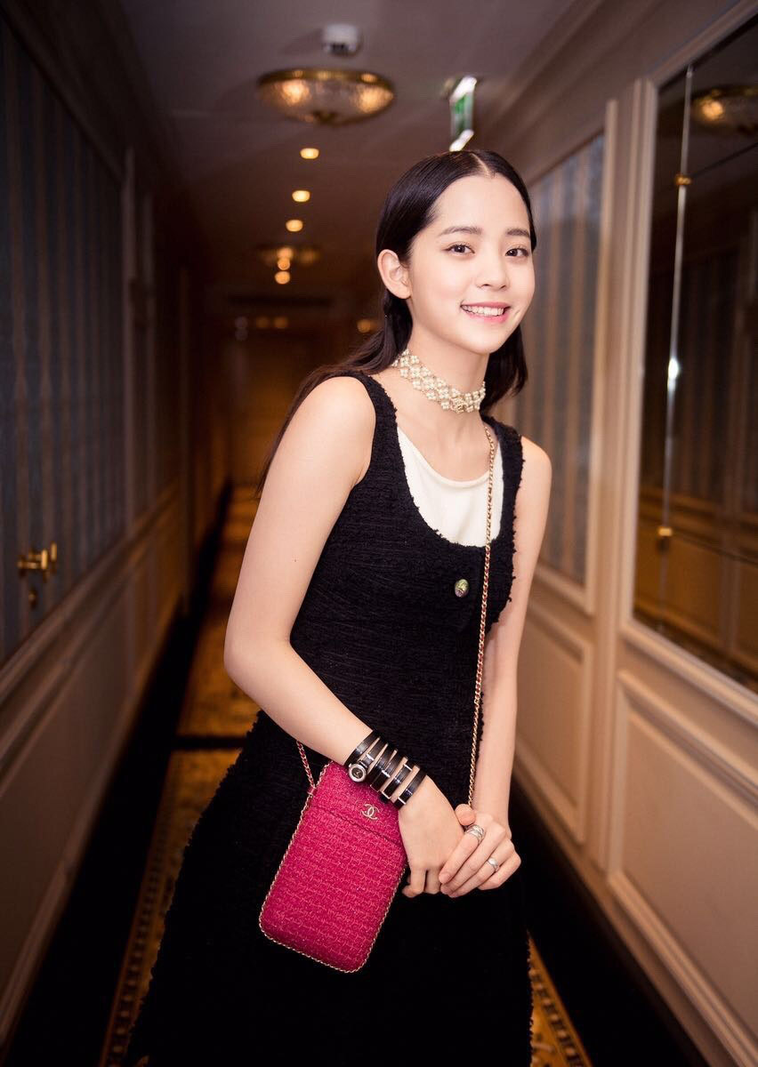 欧阳娜娜走廊秀