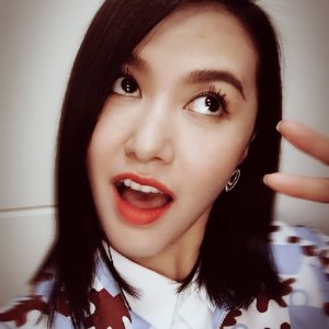 谭维维搞怪自拍照